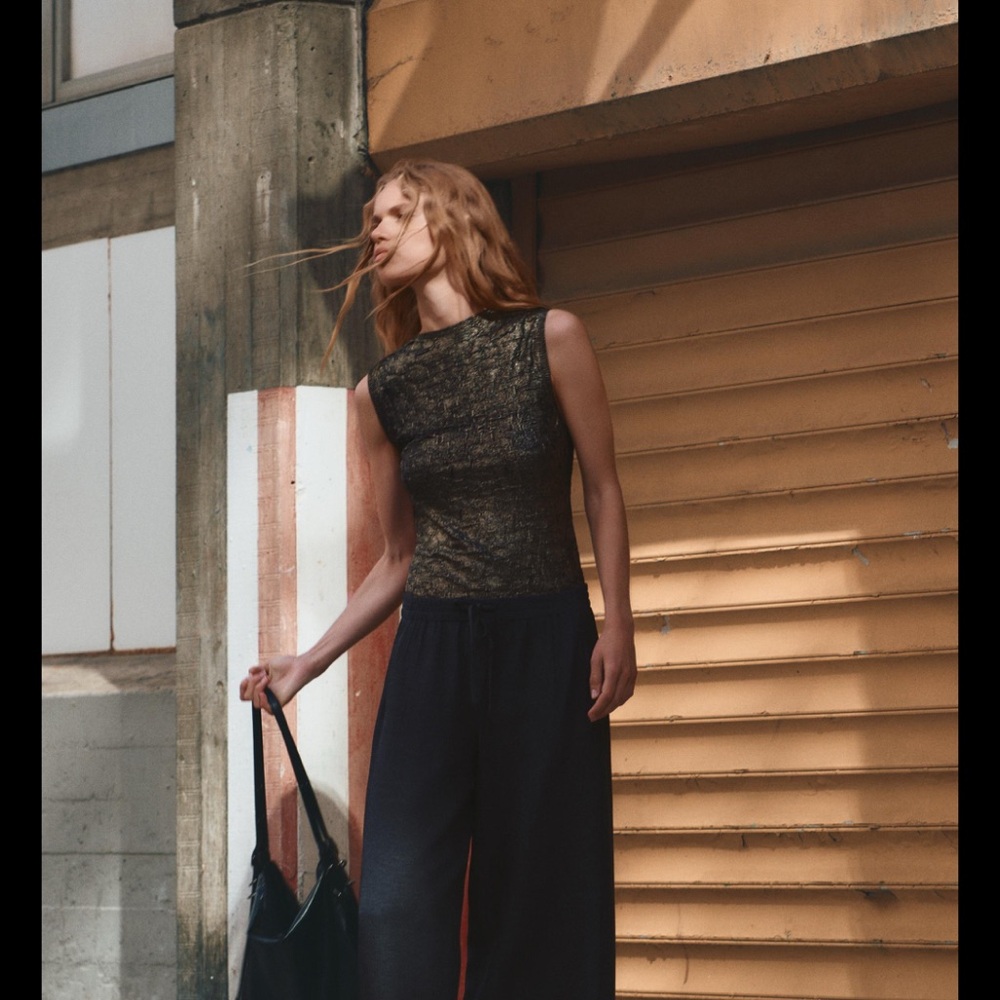 Zara Women's Black and Gold Sleeveless Top